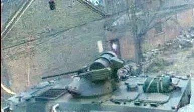 被装甲车击毙的武装犯人