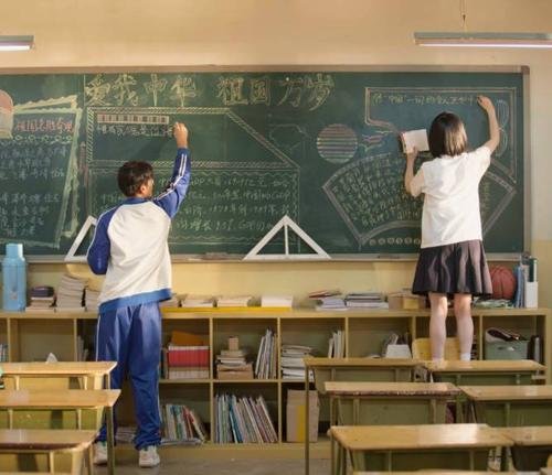 男同学掰手腕故意输给女生,为何网友说这样的男生以后找女友不会有困难?