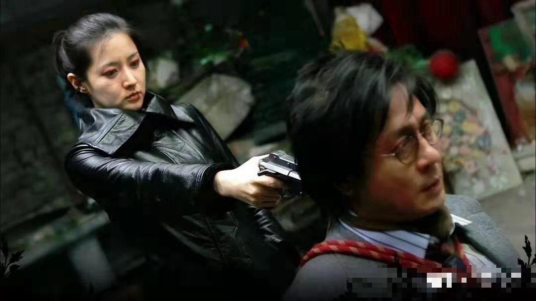 亲切的金子趴在桌子是在干嘛