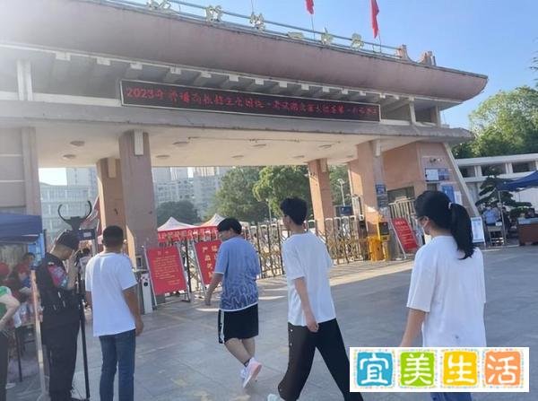 人民日报评高考迟到破例入场：破例入场于法有据，为“温情”点赞