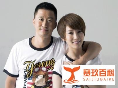 吴京抢不到火车票,自带小板凳,网友调侃过道真宽松