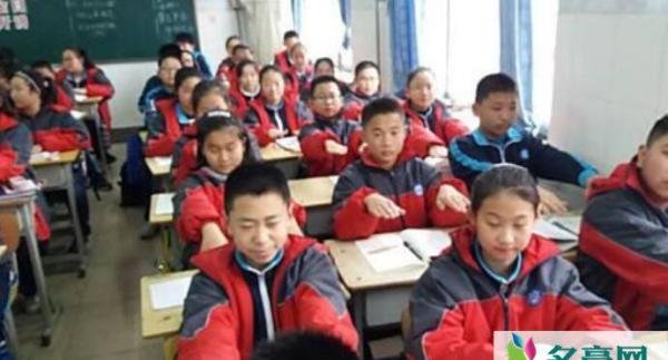 高中女生发不搭肩 学校苛刻要求令学生苦不堪言深受折磨