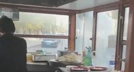 男子吃馄饨被拉走餐车变观光巴士 这是咋情况？