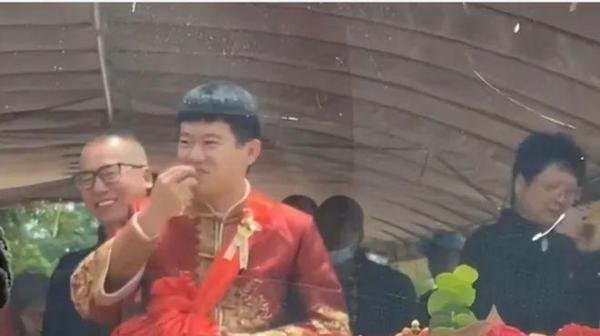 新郎结婚时淡定嗑瓜子似路人 这是咋情况？