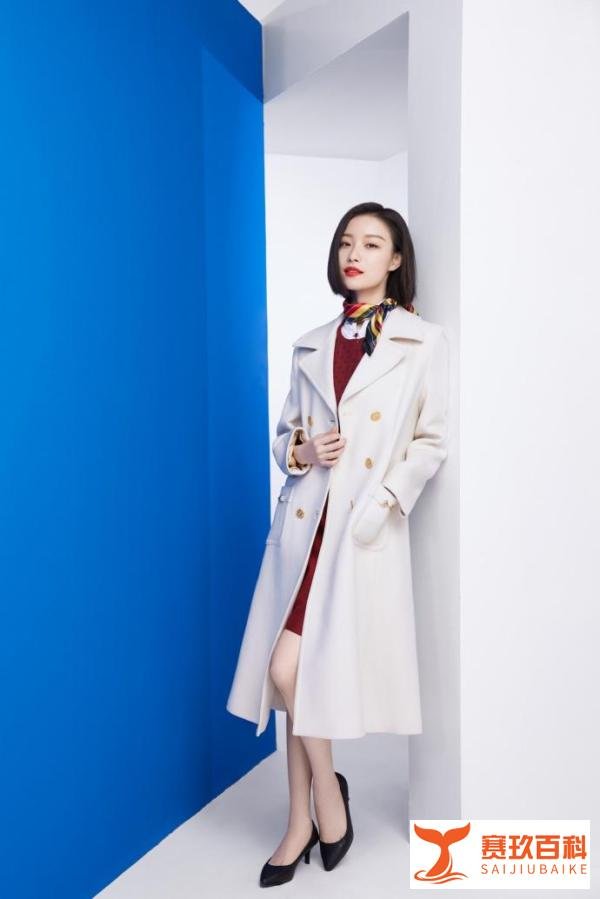 倪妮穿大牌大衣惊艳春晚，网友直呼买不起，倪妮连吊牌都没敢摘