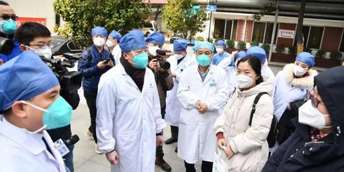 防疫员隔空跪拜去世亲人,曾递交申请主动请缨,他身上有着怎样的担当?