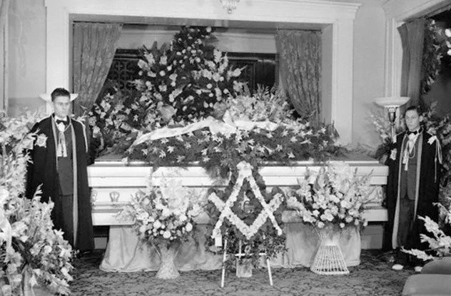 世界上最高的人长到2米74，死后为何被装入水泥棺？