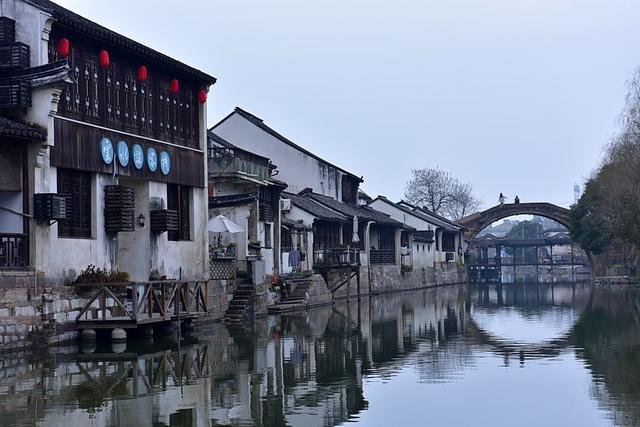 西安一女子到乌镇旅游,入住酒店一日后被赶出,女子该如何维权?