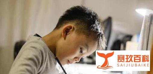 男童在14层楼顶攀爬跳跃，玩得不亦乐乎，妈妈胆战心惊：求帮忙