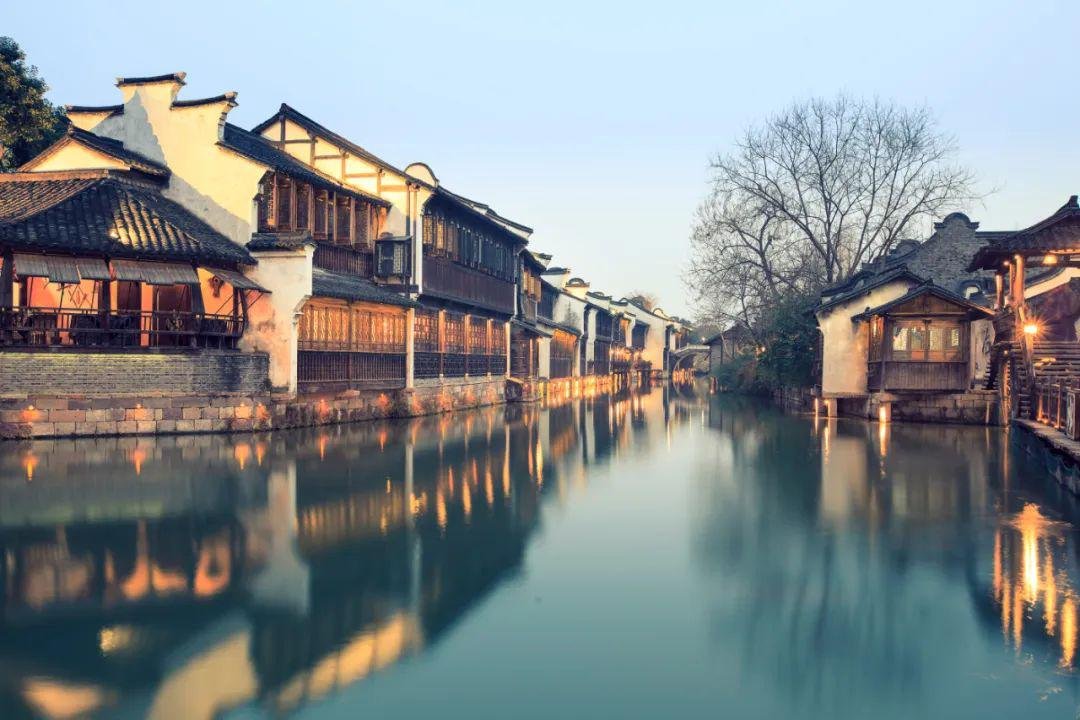 西安一女子到乌镇旅游,入住酒店一日后被赶出,女子该如何维权?