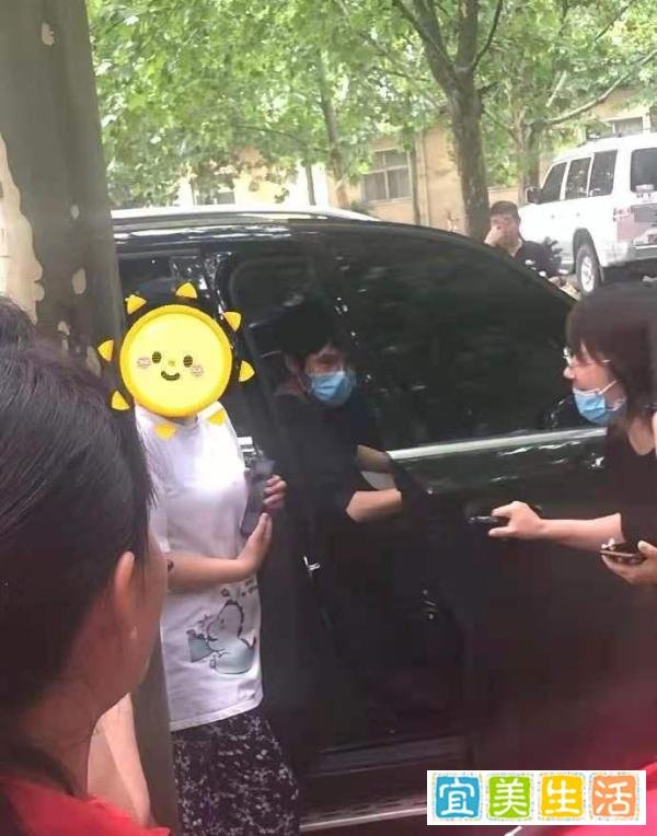 刘昊然与王一博回到家乡河南，打扮低调送物资，正能量爆棚