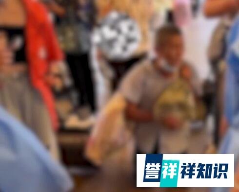 老人无核酸证明车站下跪？官方：目前正在调查