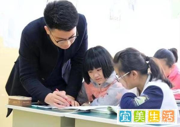 教育局回应小学男老师出轨学生母亲：涉事老师未上班，正在处理！