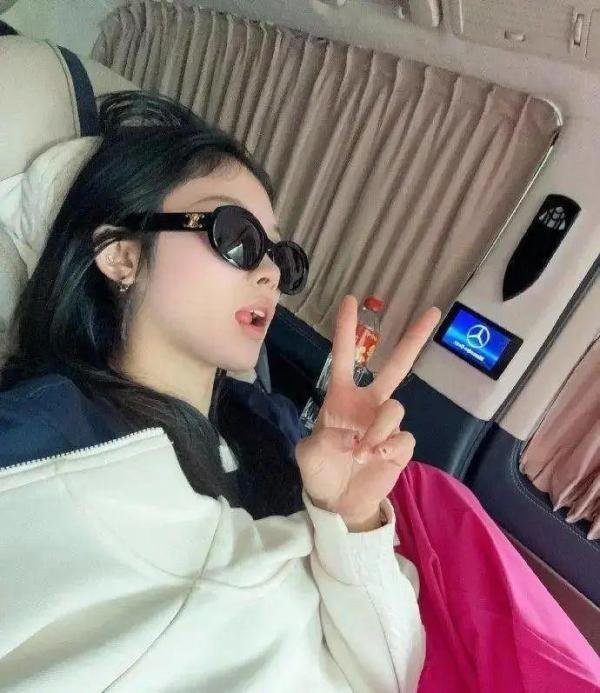 吴艳妮又开始装了！坐迈巴赫特意拍车标，晒名牌，跪在LV门店被嘲没素质