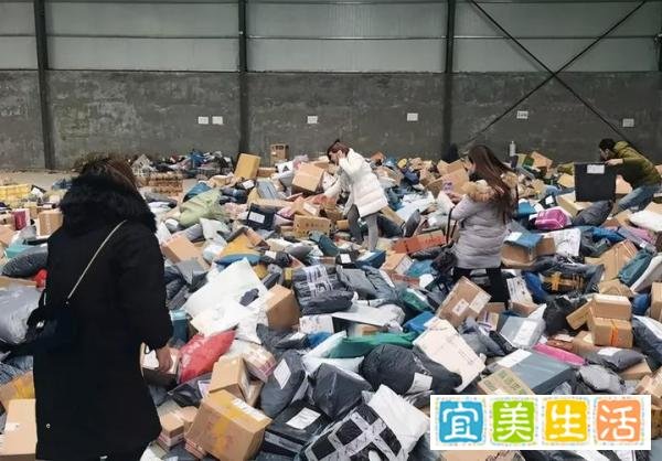 快递员集体罢工，大量包裹堆积如山无人送