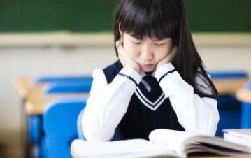 出其不意的惊喜，初三生蹭花车被要求做一套试卷，到底咋回事？