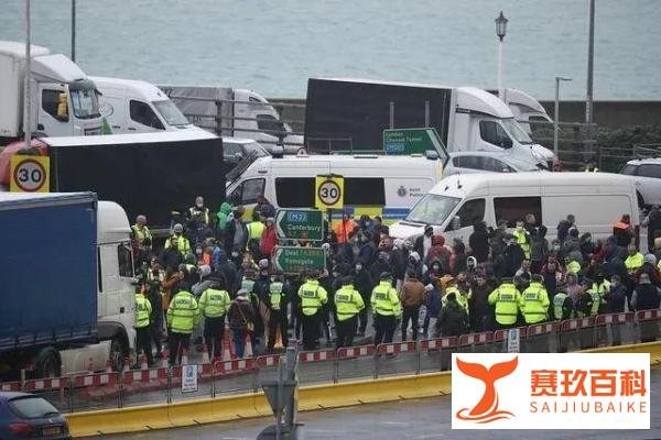 中国暂停往返英国航班！英国多佛港公路仍旧混乱拥堵