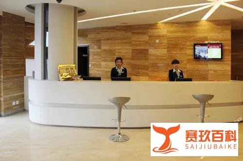 情侣酒店走光索要10倍赔偿,酒店回应:仅开了缝,没看到什么!