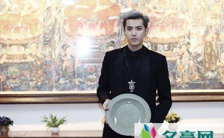 吴亦凡出席丝绸之路电影节 荣获电影青年大使