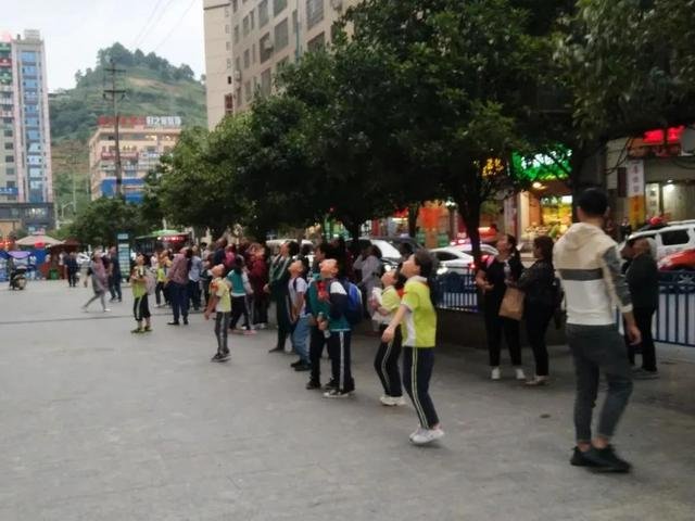 贵州仁怀一小区下起“钞票雨”，这具体是怎么回事？