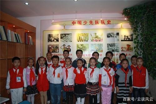 当初的“五道杠男孩”和“不屑弟”现怎样？