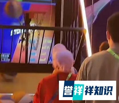 全红婵终于玩上抓娃娃了 这是咋情况？