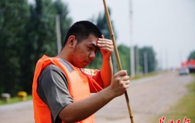 武汉一高考生考完空手翻出考场，他的这番举动想要表达的是什么？