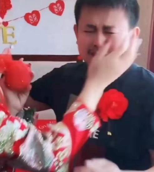女子出嫁，一男子嚎啕大哭，知情人称：两个人既是兄妹，也是父女