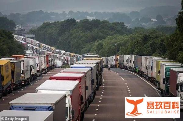 中国暂停往返英国航班！英国多佛港公路仍旧混乱拥堵