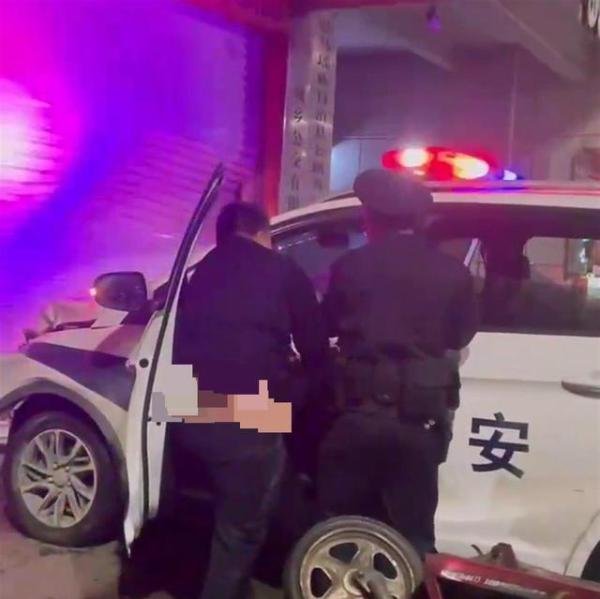 广西一醉酒男子盗警车后撞三轮车 这是咋情况？