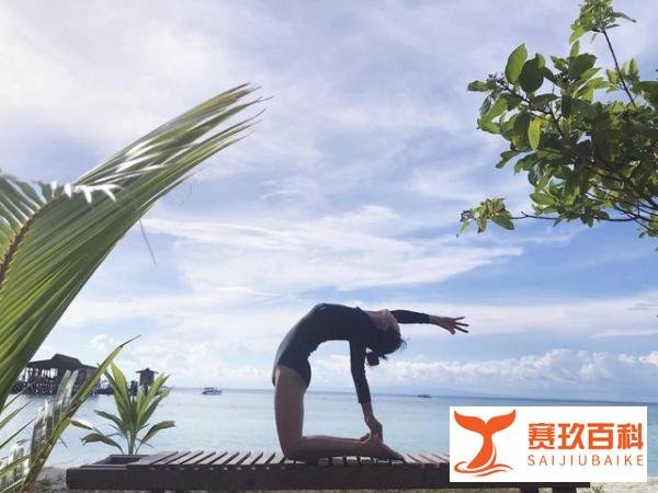 「保养」同为母乳喂养，为何佟丽娅穿豆沙粉纱裙如此胸有成竹？