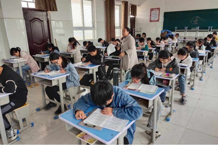 初中生怎么在手机上查询成绩呢？