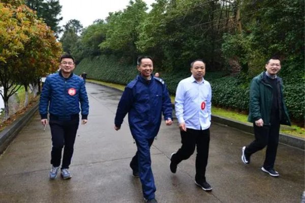 步履如飞打一字