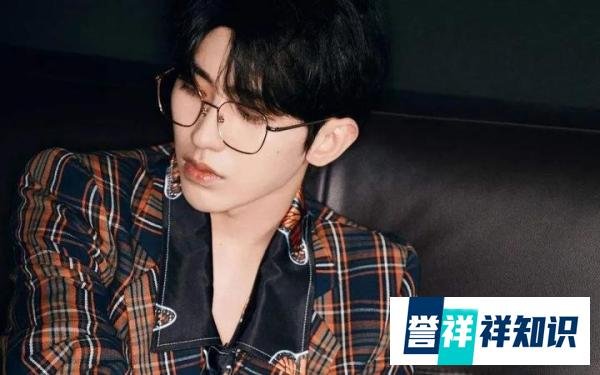 蔡徐坤违规演出被点名通报，代理公司被罚款7万，粉丝：抵制黄牛