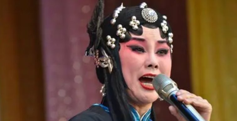 秦腔名角乞讨7年，因被骗钱财精神失常，她到底经历了什么？