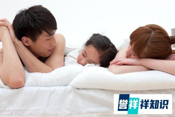 4岁女儿晚上睡觉偷偷摸爸爸的生殖器，怎么办？