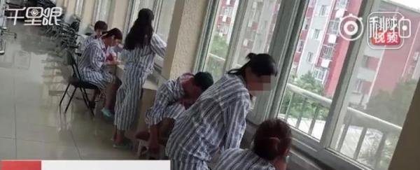 66岁影帝落魄街头“卖衣服”：谁活着，不是一场荆棘