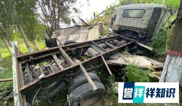 货车爆胎侧翻，司机崩溃大哭：我没事，猫不见了！