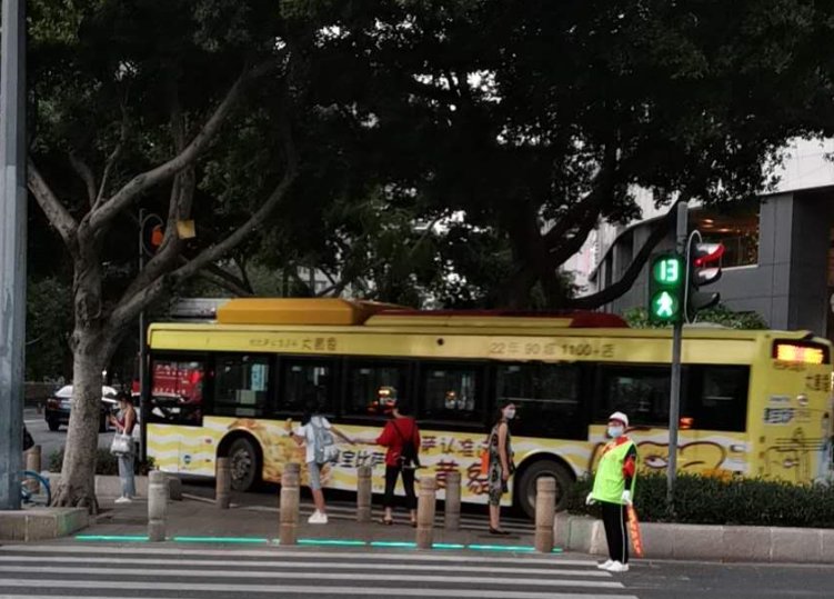 广州现地上红绿灯，对交通安全是否存在隐患？