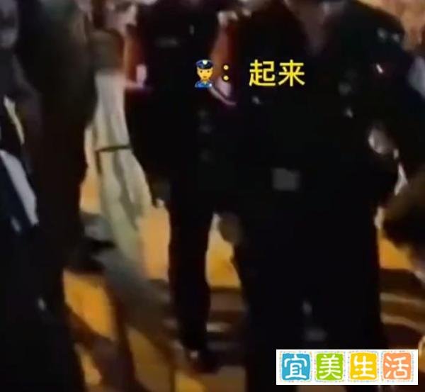 女孩牵着男友上街，男友趴在地上走引起民警注意，女孩：这是家事