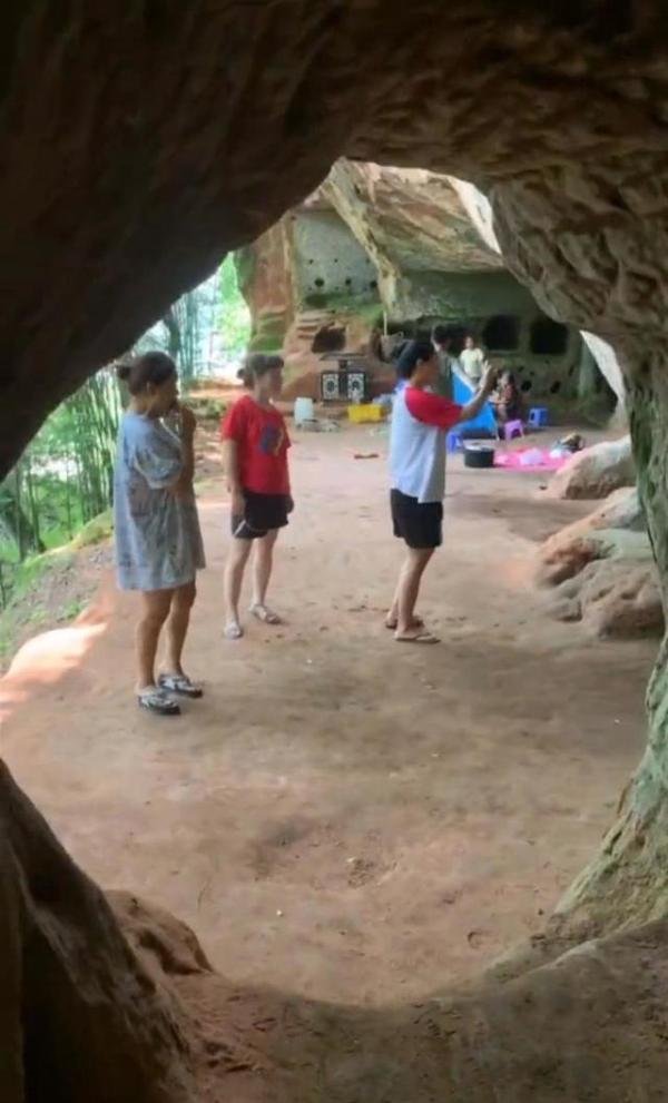 高温下居民到古墓纳凉?当地回应 这是咋情况?