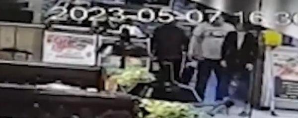 黑店？女顾客称不想续卡，遭三名店员殴打现场直击！到底为何？
