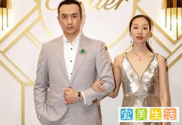 黄觉与女明星手牵手走红毯惹争议，曾在节目表白小14岁的妻子