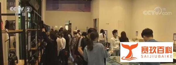 韩国青年排队抢购奢侈品 网友：大多是买手，为中国代购而买？