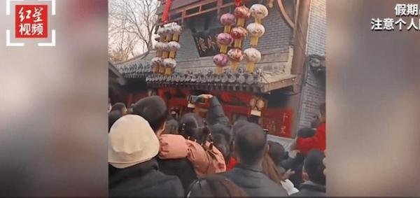 上万游客挤满清明上河园石桥 到底什么情况?