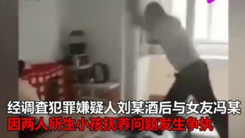 警方通报父亲摔亡幼童细节,网友惊呼错怪拍视频的可怜母亲,究竟有何隐情?