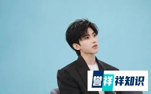 蔡徐坤违规演出被点名通报，代理公司被罚款7万，粉丝：抵制黄牛