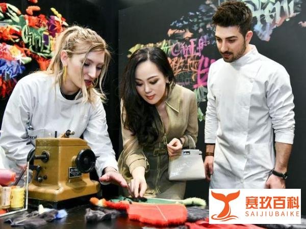章小蕙上流贵妇的生活,昂贵穿搭下有着曼妙身材,宛如人间尤物!