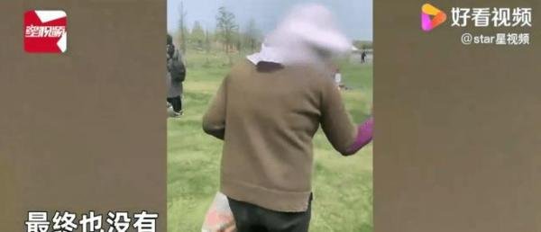 大妈以收垃圾为由拿走孩子零食 这是咋情况?