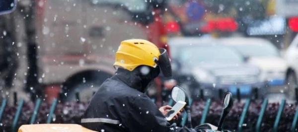 66岁影帝落魄街头“卖衣服”：谁活着，不是一场荆棘